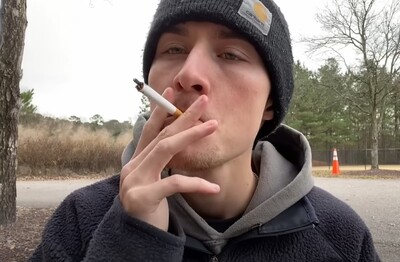 Лечение зависимости от табакокурения в Кувандыке Мужчина с сигаретой делает затяжку