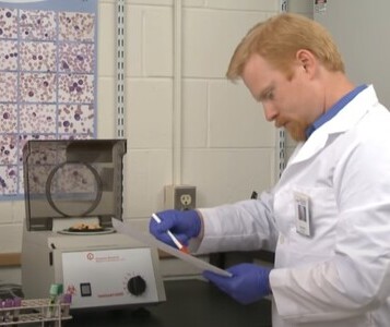 Клиника лечения наркозависимости в Кувандыке Врач в кабинете клиники